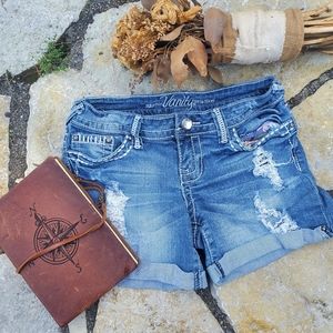 Vanity Medium Wash distressed shorts size 26